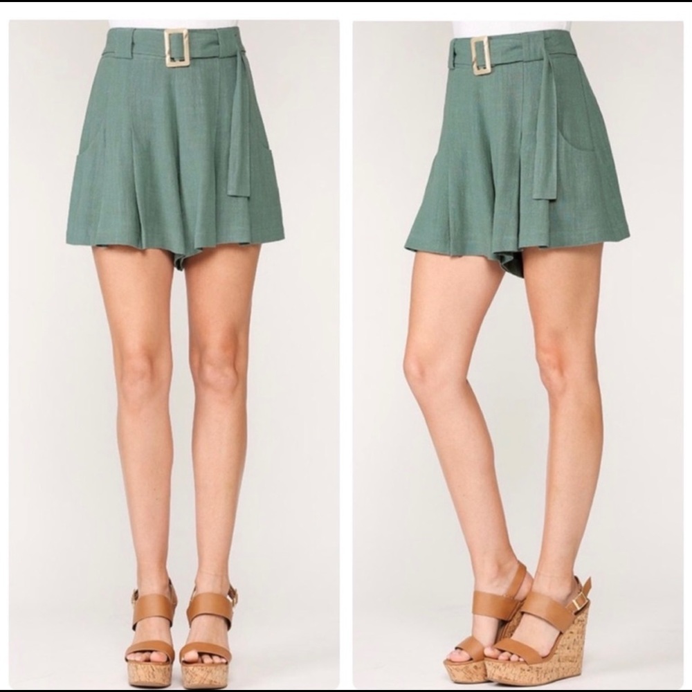 Washed and Pleated Linen and Cotton Blend Shorts with Pockets and Belt Detail - Picture 2 of 7